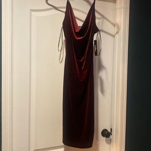 Lulu’s burgundy velour midi dress
